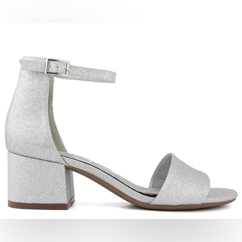 Women’s Size 8 1/2 Low Chunk Silver Glitter Heel.